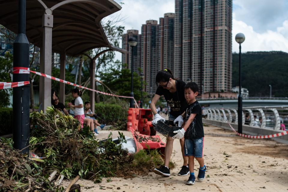 颱風山竹在2018年襲港，將軍澳市民自發到海濱公園清理現場雜物。 (PHILIP FONG/AFP via Getty Images)