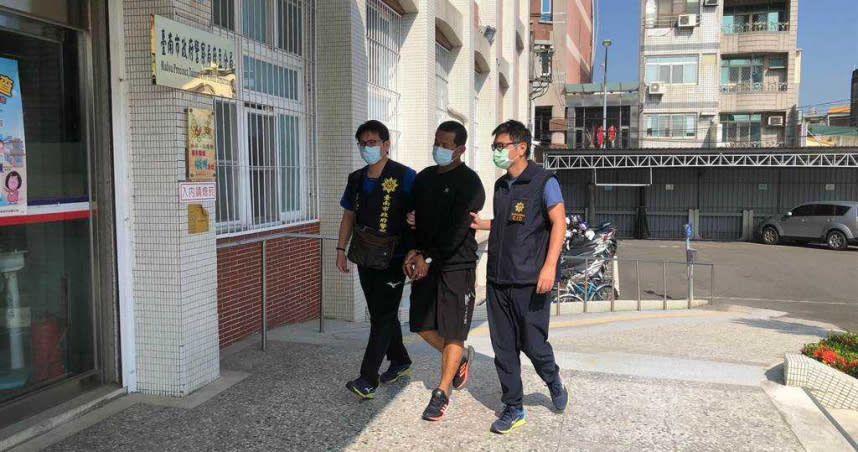 台南市政府警察局麻豆分局18日上午將涉嫌恐嚇的44歲李姓男子（中）拘提到案。 （圖／讀者提供／中國時報劉秀芬台南傳真）