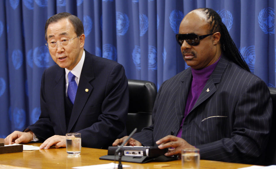U.N. Secretary General Ban Ki-moon speaks about singer Stevie Wonder (R) during a news conference after he was appointed as a United Nations Messenger of Peace, at UN Headquarters, in New York, December 3, 2009. REUTERS/Chip East (UNITED STATES POLITICS ENTERTAINMENT)