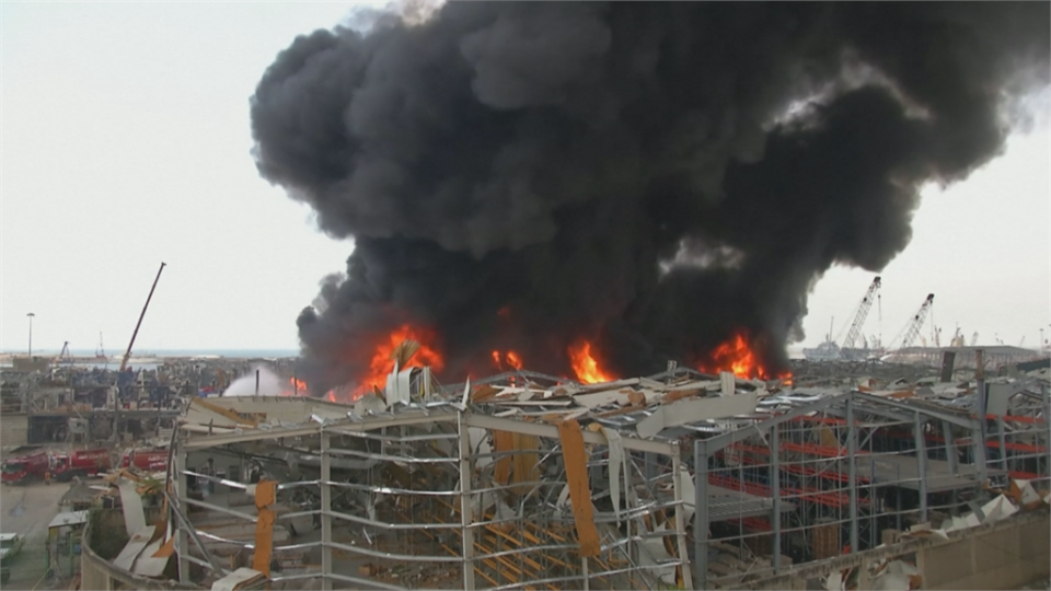 <p>貝魯特港區再傳大火，軍方也呼叫軍用直升機支援。（圖／截取路透社影片）</p>
