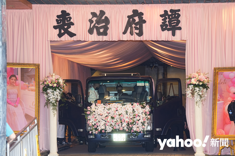 《Yahoo 新聞》直擊蔡天鳳今日（19日）出殯，丈夫「譚仔」Chris 捧車頭相上靈車。