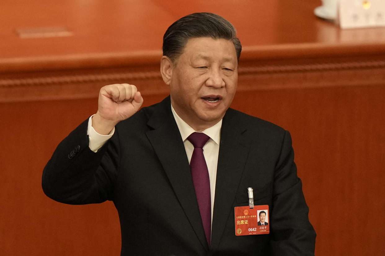 Der chinesische Staatspräsident Xi Jinping leistet seinen Eid, nachdem er während einer Sitzung des Nationalen Volkskongresses (NVK) Chinas in der Großen Halle des Volkes in Peking am Freitag, den 10. Der chinesische Staatschef Xi Jinping wurde am Freitag für eine dritte Amtszeit von fünf Jahren als Präsident zuerkannt, was ihn auf den Weg bringt, sein Leben lang an der Macht zu bleiben.  (AP Photo/Mark Schiefelbein)