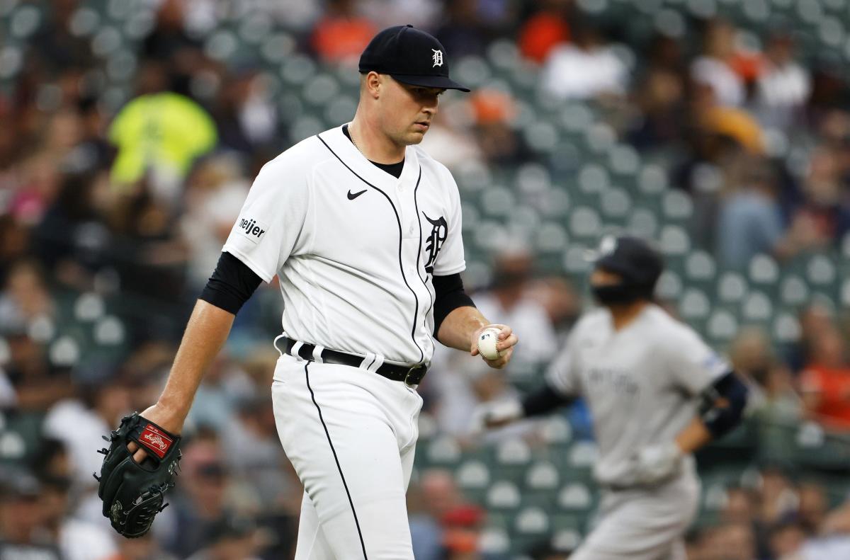 Tigers OF Riley Greene (elbow) injured making diving catch