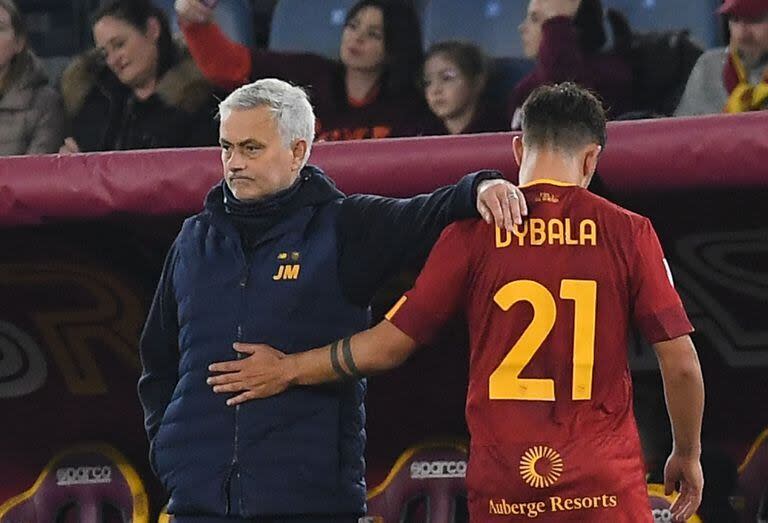 José Mourinho y Paulo Dybala, actores de una relación que empezó siendo afectuosa y terminó tensa; el portugués convenció al argentino de pasar a Roma tras su salida de Juventus.