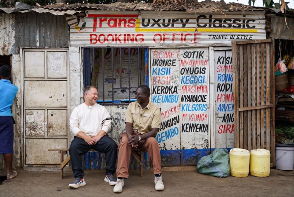 Um ihm eine Lektion in Sachen Demut zu erteilen, schickt Mälzer seinen Kontrahenten nach Nairobi (Kenia). Er besucht dort einen der größten Slums weltweit. Alle sind wahnsinnig gastfreundlich. (Bild: RTL / Endemol Shine / Stefan Werheid)