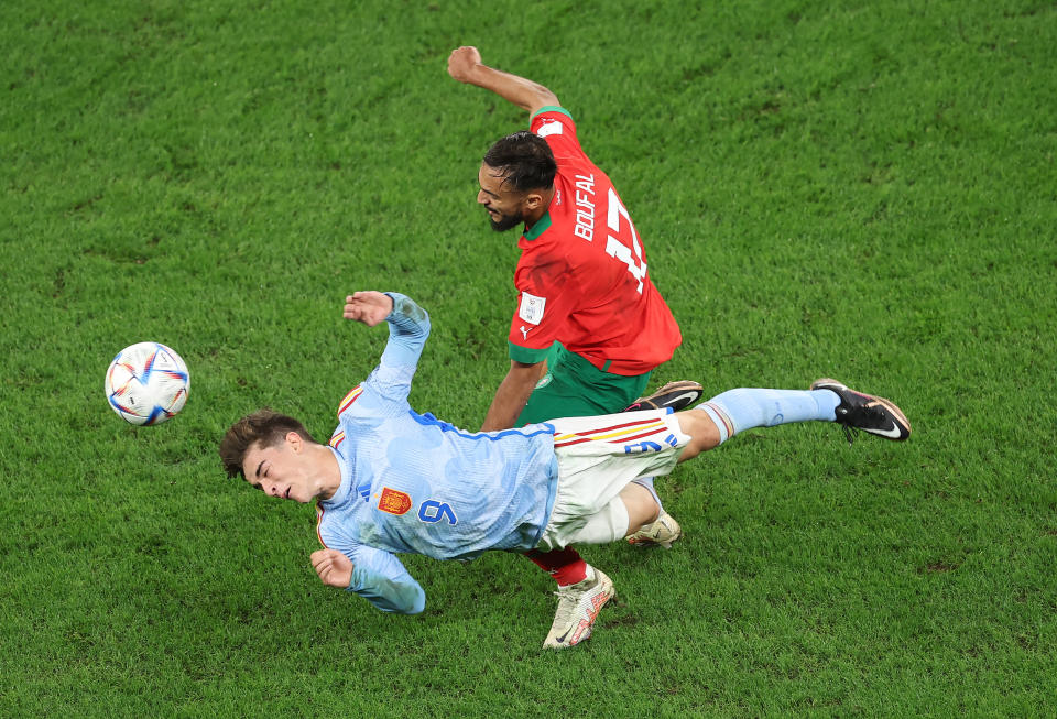 Gavi pelea un balón con Sofiane Boufal en el Marruecos-España. (Foto: Alex Grimm / Getty Images).