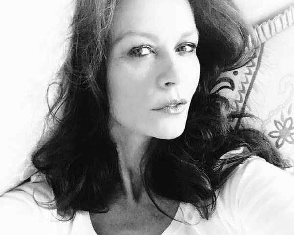 <p>L’actrice est une adepte des selfies, en couleurs ou en noir et blanc.<br> Crédit photo : Instagram Catherine Zeta-Jones </p>