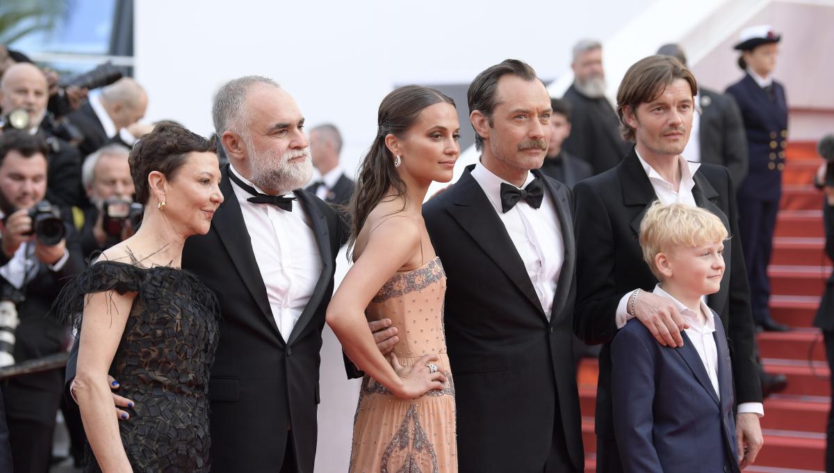 Jude Law y Alicia Vikander reciben una ovación de pie adicional de 8 minutos en el estreno mundial de ‘Firebrand’ en Cannes