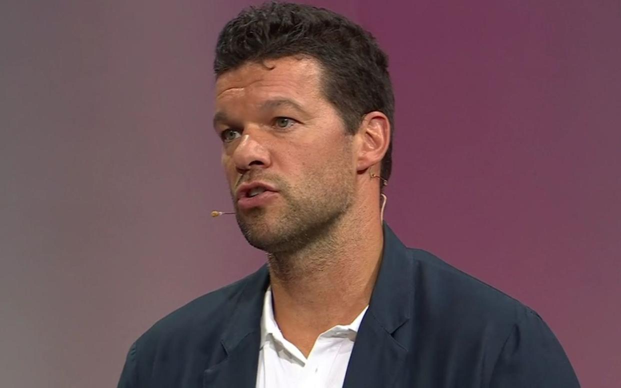 MagentaTV-Experte Michael Ballack erkennt eine neue Sensibilität im Sport. (Bild: MagentaTV)