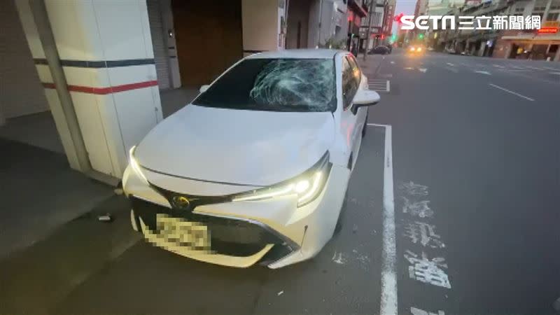 白色轎車玻璃碎裂成蜘蛛網狀。