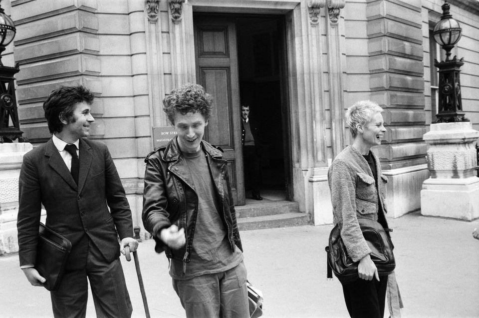 Malcolm McLaren, manager of the Sex Pistols, appears at Bow Street Magistrates Court, pictured outside with his girlfriend Vivienne Westwood. London, 30th August 1977. (Photo by Charlie Ley/Mirrorpix/Getty Images)