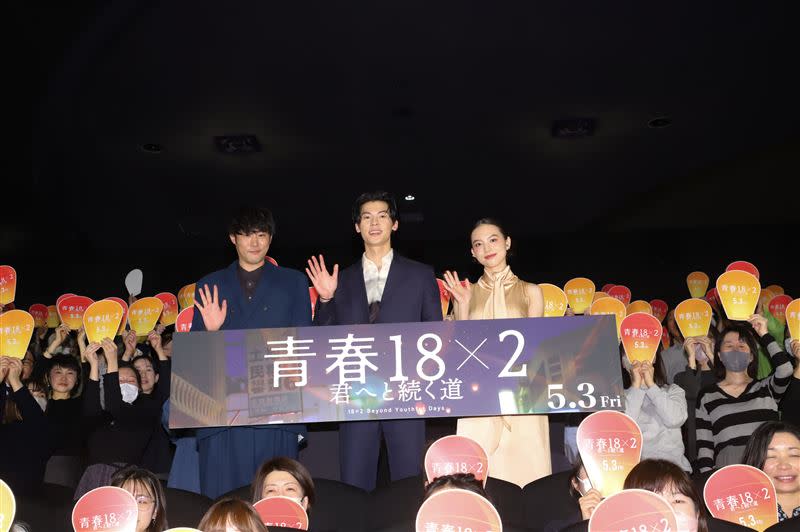 導演藤井道人（左起）、許光漢、清原果耶出席《青春18x2通往有你的旅程》日本映後活動。（圖／翻滾吧男孩電影有限公司提供）