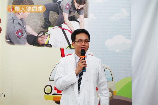 吳昭慶醫師表示，若發現意外傷害的傷者，一般民眾應先確認傷者的生命跡象，但不可隨意移動傷患，以免造成脊髓二度傷害。（攝影／駱慧雯）