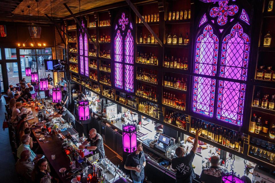 Voodoo Bayou has an indoor/outdoor bar at the Downtown Palm Beach Gardens plaza. The New Orleans-themed restaurant is a popular spot for Southern/Cajun dishes and crafty drinks.