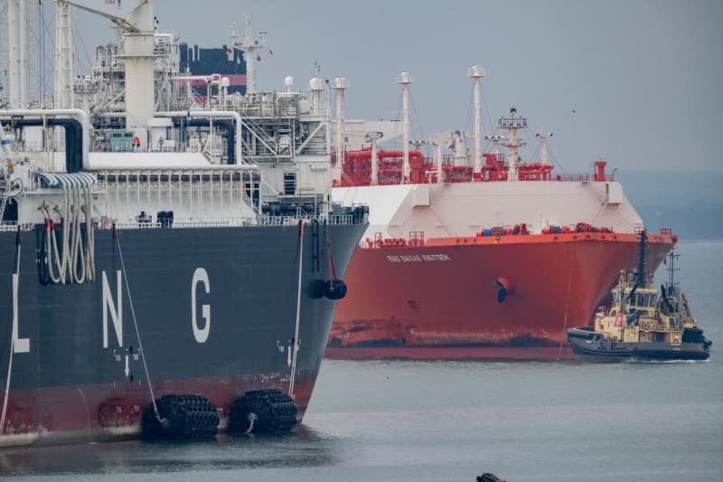 Escorted by tugboats, the LNG tanker "Rias Baixas Knutsen" (R) transports a cargo of LNG to the "Deutsche Ostsee" energy terminal. The operator of Germany's first onshore liquefied natural gas (LNG) terminal is suing the European Commission for approving state subsidies for a rival terminal, the Hanseatic Energy Hub (HEH) said on Thursday. Stefan Sauer/dpa