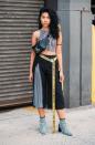 <p>Die Streetstyle-Profis machen es vor: Extra lange Gürtel sind die neueste Fashion-Obsession und lenken die Aufmerksamkeit auf die sexy Mitte. (Bild: Rex Features) </p>