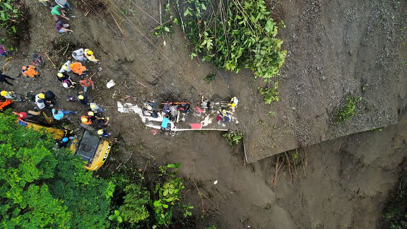 Vista aérea de las operaciones de rescate de un autobús que quedó sepultado tras un deslizamiento de tierra debido a las fuertes lluvias en Pueblo Rico