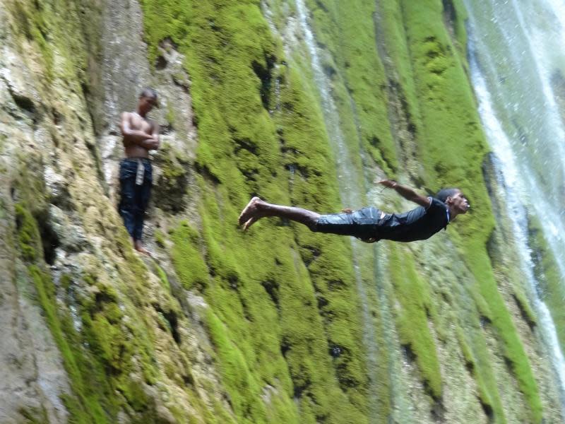 Sprung vom «Salto el Limón»: Lennarts Guide stürzt sich mitten im Urwald in den See. Foto: Christoph Driessen