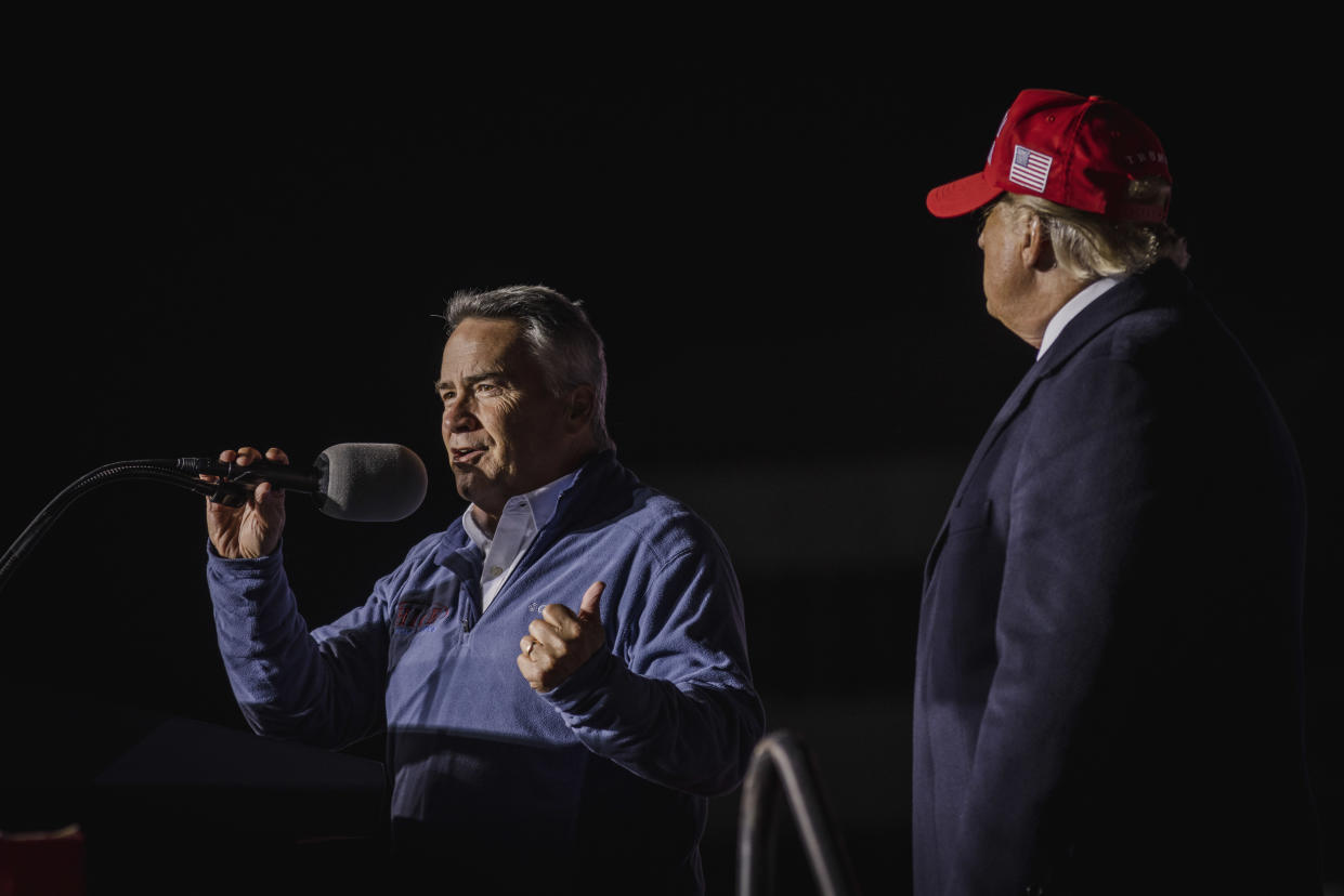 El representante republicano de Georgia, Jody Hice, hace campaña en las elecciones primarias republicanas para la secretaría de Estado de Georgia bajo la mirada de Donald Trump, en un mitin en Commerce, Georgia, el 26 de marzo de 2022. (Audra Melton/The New York Times)
