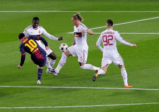 Messi dispara con la izquierda para establecer el 1-0 que campea en el marcador este 12 de marzo de 2013.