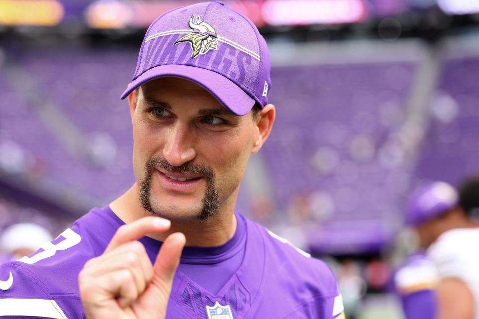 MINNEAPOLIS, MINNESOTA - AUGUST 26: Kirk Cousins #8 of the Minnesota Vikings talks with players after the preseason game against the Arizona Cardinals at U.S. Bank Stadium on August 26, 2023 in Minneapolis, Minnesota.(Photo by Adam Bettcher/Getty Images)