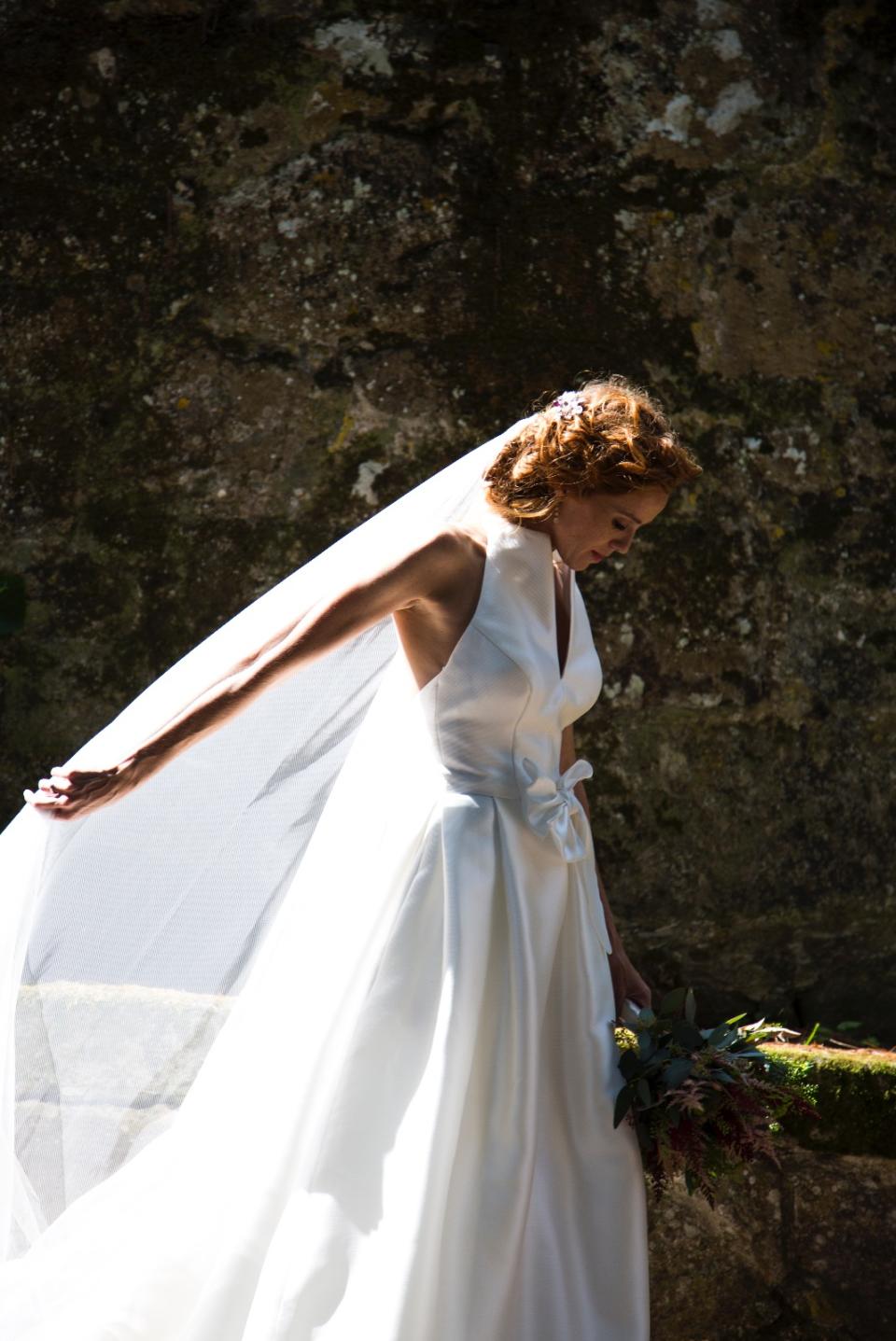 En su gran día, la novia lució un espectacular vestido con escote halter, línea-A en tamís y un pronunciado escote de la nueva colección Aire Barcelona 2019 con un original y delicado lazo en la cintura. (Foto: Aire Barcelona)