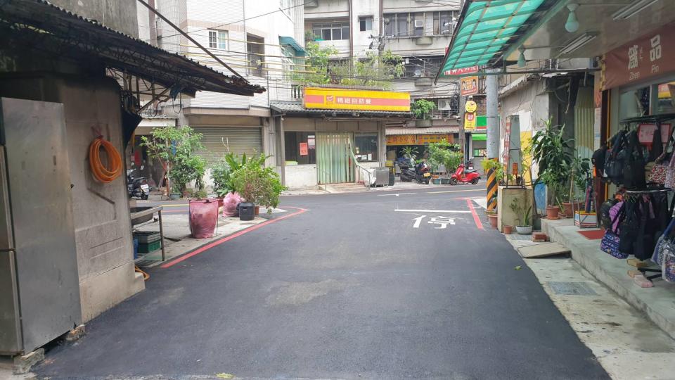 樹林區太平路與太順街路口附近巷弄道路用地，遭民眾搭蓋鐵皮屋長期占用，影響通行和防救災。在養工處和樹林區公所等單位共同合作下，協調占用民眾自行拆除違建後，重新設置測溝、劃設標線，解決交通不便、防災及救護等問題。圖為活化後。（新北市工務局提供）