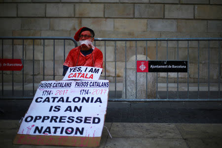 A man stages a performance at Sant Jaume square in Barcelona, Spain, October 16, 2017. REUTERS/Ivan Alvarado