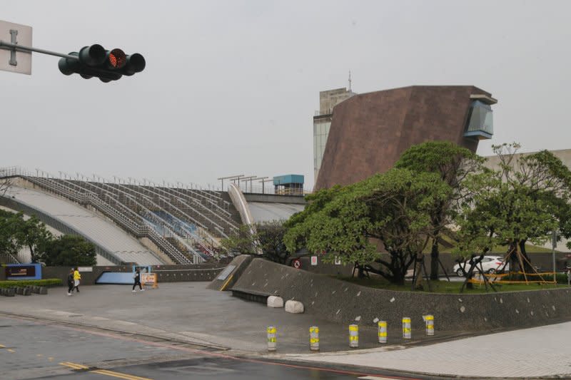 201605-漢本遺址專題.十三行博物館.外觀建築呈現十七度的歪斜，傾斜不正的八角塔，表達被毀壞的遺跡無法重現的意境。(陳明仁攝)