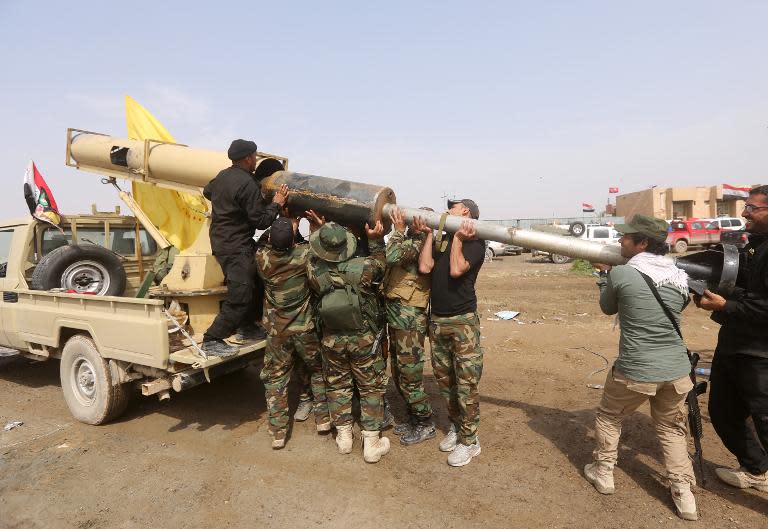 Iraqi paramilitary Shiite fighters load a locally made rocket during a military operation to retake the city of Tikrit from Islamic State (IS) jihadists, on March 30, 2015