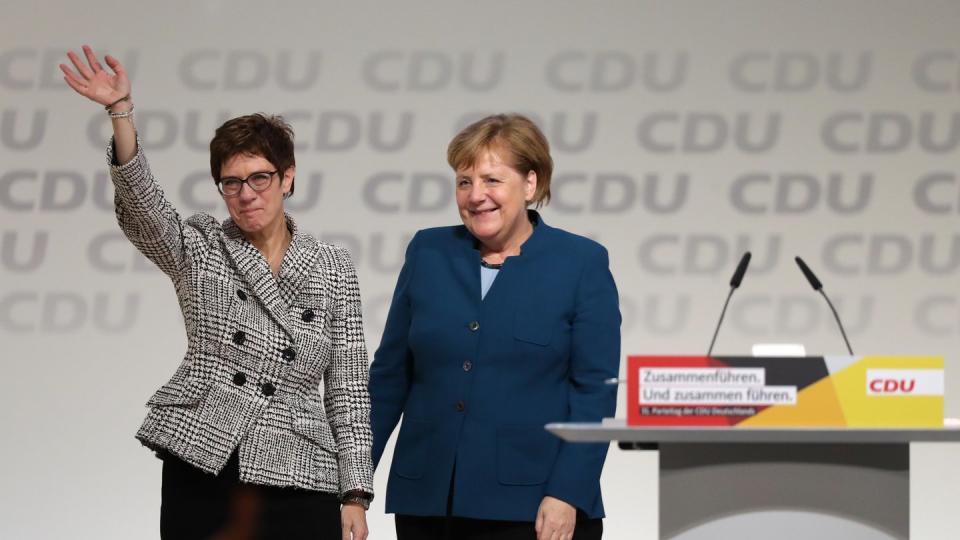 Bundeskanzlerin Angela Merkel gratuliert Annegret Kramp-Karrenbauer zur Wahl als neue CDU-Vorsitzende. Foto: Christian Charisius