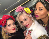 <p>Sur cette photo, Kitty (à gauche) prend la pose avec la chanteuse Pixie Lott et la comtesse Emma Weymouth.<br> Crédit photo : Instagram Kitty Spencer </p>