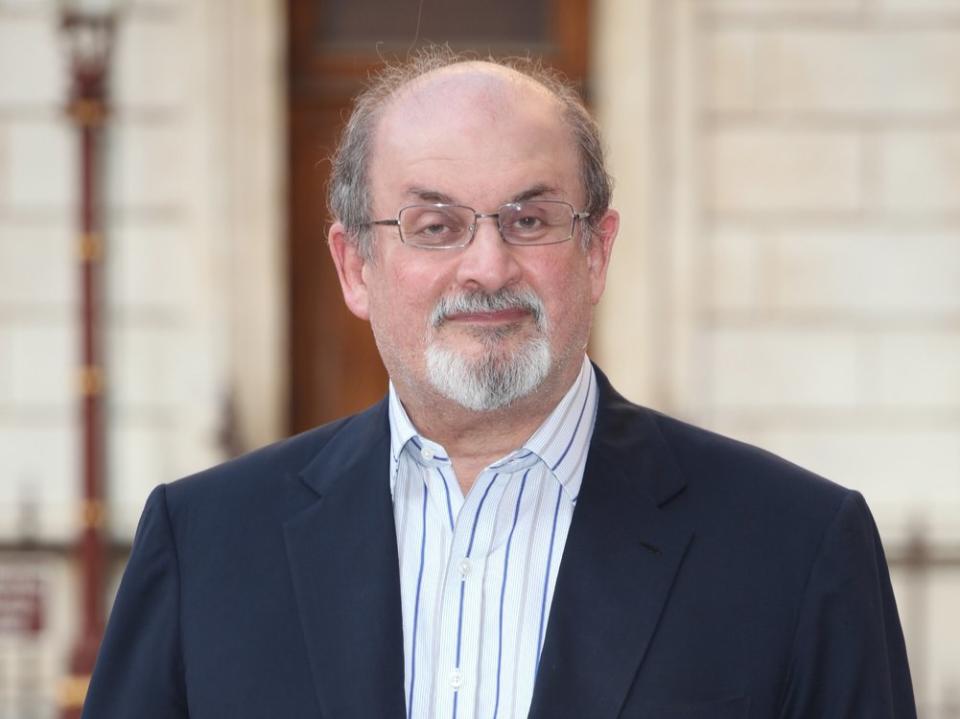 Salman Rushdie wurde am Freitag auf offener Bühne angegriffen. (Bild: Featureflash Photo Agency/Shutterstock.com)