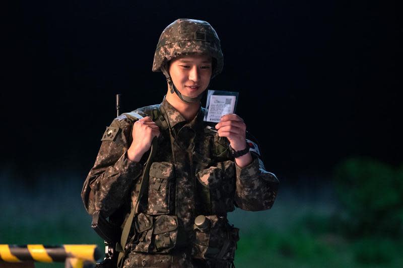 即將退伍的南韓兵長高庚杓，在緊繃的南北韓軍事線附近，撿到一張飄向自己的頭獎彩券。（采昌國際多媒體提供）