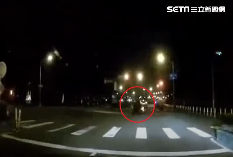 機車橫越馬路遭小客車撞上，滑撞停等紅燈的車輛。（圖／民眾提供）