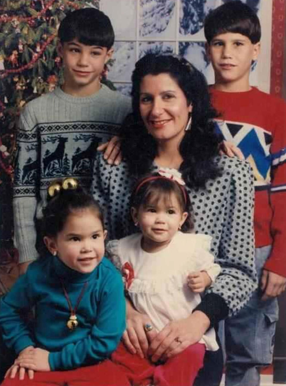 <div class="inline-image__caption"><p>Holly Simmons with her four children (clockwise starting top left): Jake, Sammy, Alicia, and Ashley</p></div> <div class="inline-image__credit">Courtesy Ashley Simmons</div>