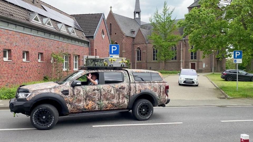 Abfahrt in Ratheim: Harald, Peter und Flo haben 3.500 Kilometer Fahrt in die Türkei vor sich. (Bild: RTLZWEI)