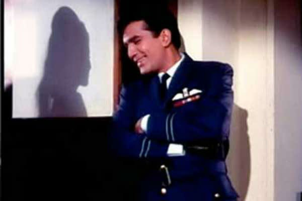 <b>8. Rajesh Khanna/ Aradhana</b><br><br>Irrespective of the shoddy state that Rajesh Khanna is in presently, we'll admit that he was quite a looker in his heydays. Add to that the IAF uniform, and Rajesh Khanna's old-school charm touches an all new high for fans.