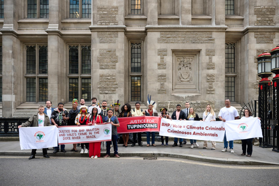 Comunidades indígenas protestam em frente ao Tribunal de Tecnologia e Construção em Londres