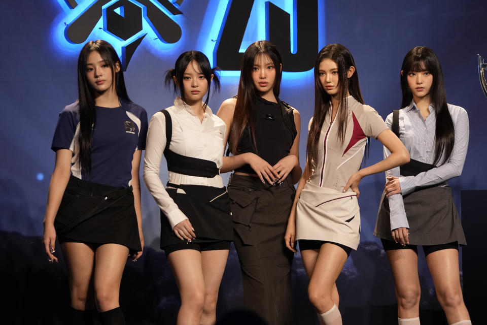 ARCHIVO - El grupo de K-pop NewJeans posa en el día de prensa del League of Legends World Championship 2023 en Seúl, Corea del Sur el 15 de noviembre de 2023. "OMG" de NewJeans fue elegida como una de las canciones del año por The Associated Press. (Foto AP/Lee Jin-man)