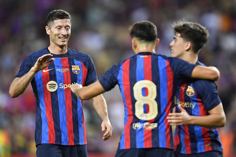 Robert Lewandowski anotó su primer gol con la camiseta de Barcelona este domingo; lo celebra con Gavi; fue en el 6-0 ante Pumas por la Copa Joan Gamper