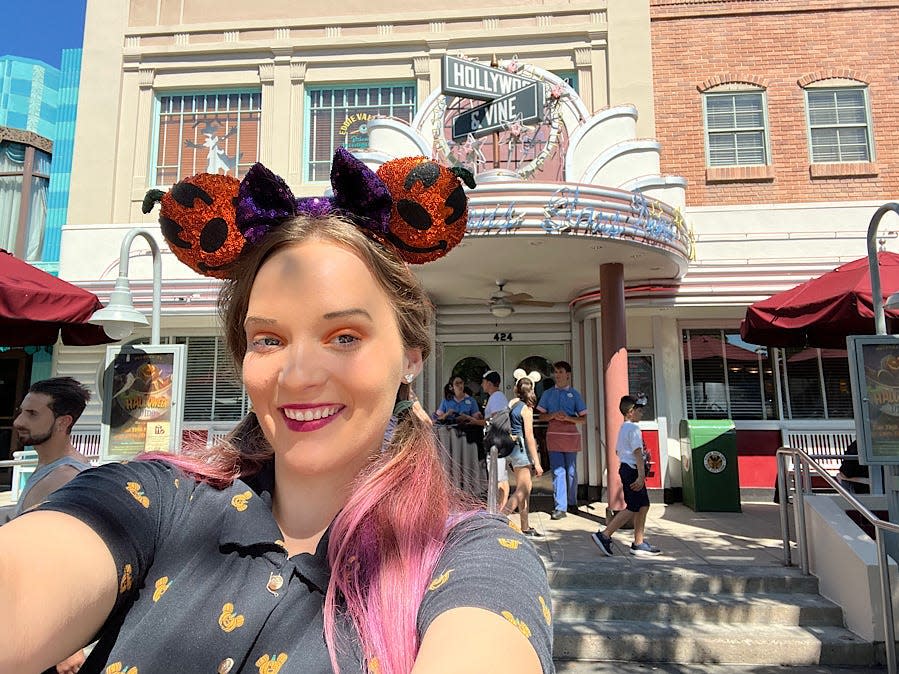 jenna posing for a selfie outside of hollywood and vine at disney world