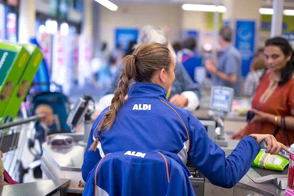 Aldi-Kundin überwältigt von guter Tat an der Kasse