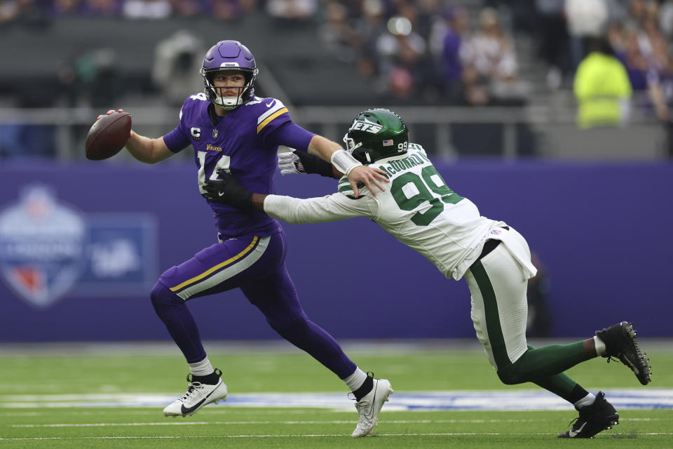 New York Jets' Will McDonald IV, right, sacks Minnesota Vikings quarterback Sam Darnold during the first half of an NFL football game, Sunday, Oct. 6, 2024, at the Tottenham Hotspur stadium in London. (AP Photo/Ian Walton)