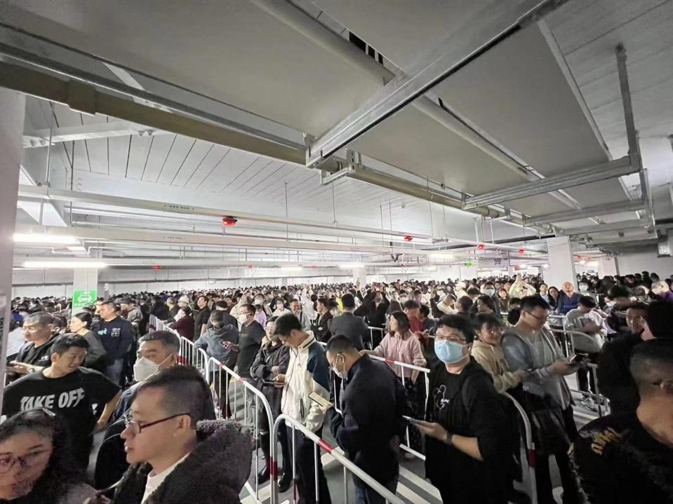 2023年1月12-14日，中國深圳Costco開幕首週末人潮洶湧，熊抱哥熱銷。翻攝微博、推特