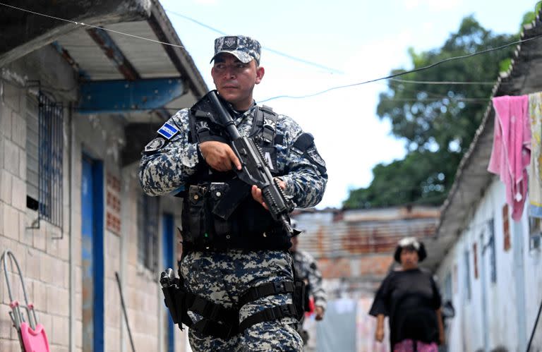 Patrulla policial durante una operación contra pandilleros en Soyapango, El Salvador, el 3 de diciembre de 2022.