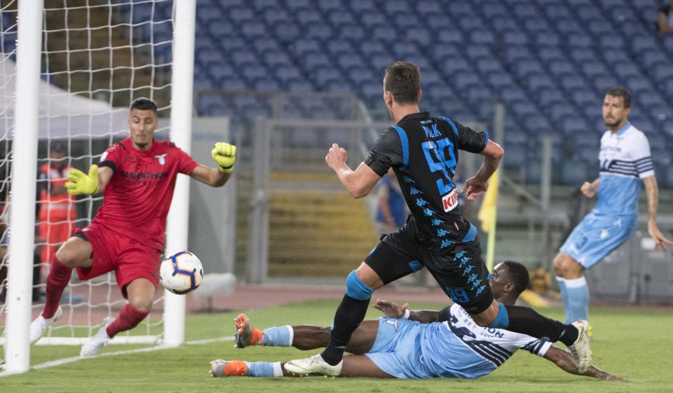 Arkadiusz Milik del Napoli remata en el partido ante Lazio en el estadio Olímpico de Roma, el sábado 18 de agosto de 2018. (Maurizio Brambatti/ANSA via AP)