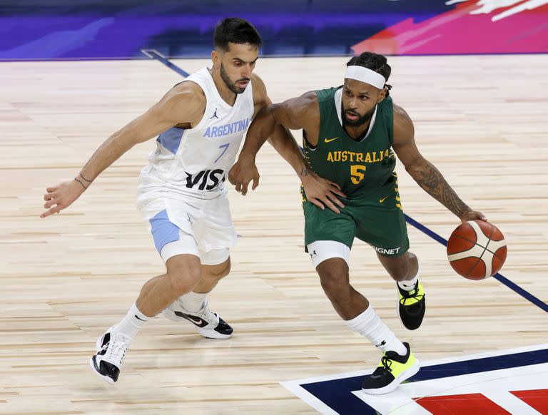 Patty Mills # 5 de los Boomers de Australia está custodiada por Facundo Campazzo # 7 de Argentina durante un juego de exhibición en Michelob ULTRA Arena antes de los Juegos Olímpicos de Tokio el 10 de julio de 2021 en Las Vegas, Nevada.