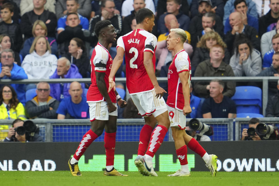 Leandro Trossard (derecha) celebra tras marcar el gol de Arsenal en la victoria 1-0 ante Everton en la Liga Premier, el domingo 17 de septiembre de 2023, en Liverpool. (AP Foto/Jon Super)