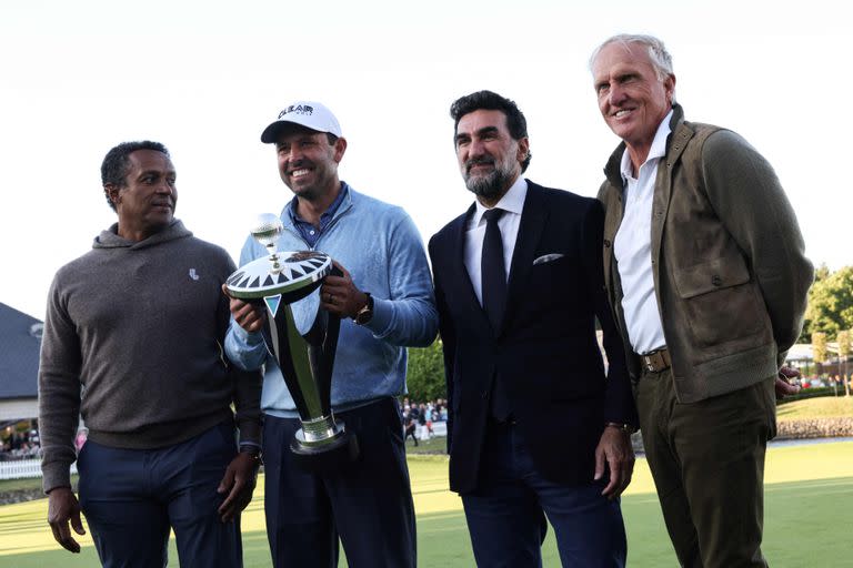 El sudafricano Charl Schwartzel, ganador del trofeo del LIV Golf Invitational Series posa junto a Greg Norman y Yasir Al-Rumayyan